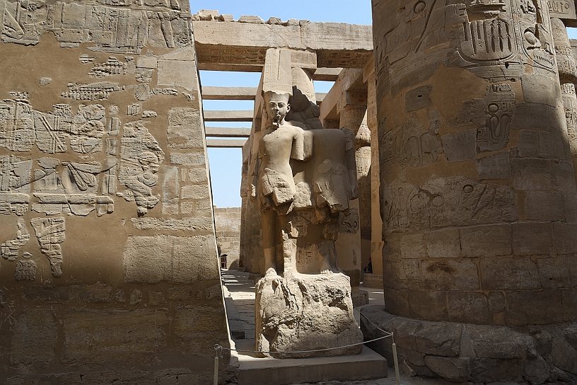 31  MAK_6140.jpg - Tra le colonne è visibile una statua del faraone Ramses II.